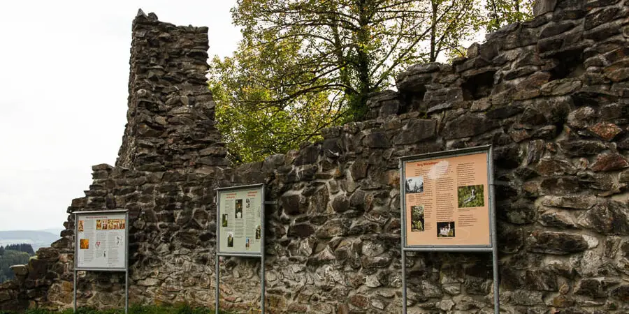 Infotafeln zur Burg Wieladingen
