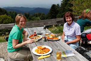 Annette und Rita haben viel zu große Portionen bestellt