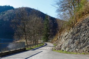 Wanderweg entlang der Staumauer des Wehrastausees