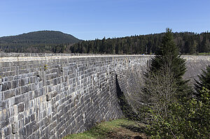 Staumauer der Schwarzenbach-Talsperre