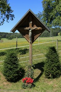 Kreuz am Rosenwanderweg der Gemeinde Weilheim