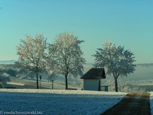 winterliche Feldkapelle am Chäppeleweg nahe der B500