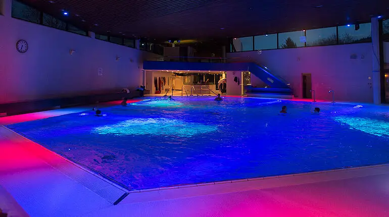 Abendliches Lichterspiel in der Siebentäler Therme