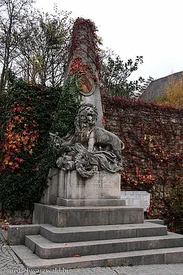 Löwendenkmal am oberen Ende der Fußgängerzone