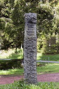 Stele als Wegweiser auf dem Mittelweg