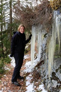 Annette beim eisbehangenen Wasserfelsen