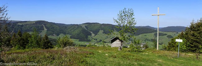 Aussicht vom Blößling über Bernau zu den Gipfeln im Hochschwarzwald