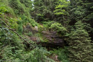 fast trocken gefallener Tobel-Wasserfall bei Huzenbach