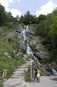 Wanderer beim Todtnauer Wasserfall