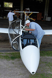 Der Segelflieger wird aufs Startfeld gerollt.