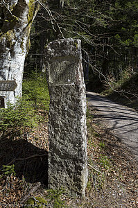 Grenzstein nahe dem Einstieg in die Windbergschlucht