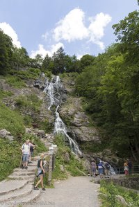 Wanderer bei den Todtnauer Wasserfällen