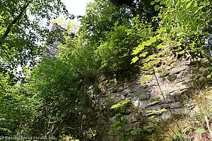 Außenmauer der Burgruine Roggenbach
