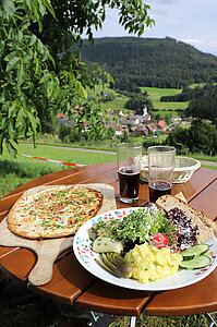 Flammkuchen und Salat bei Sackmanns Panoramahütte