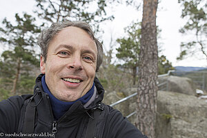 Lars hat es trotz eisigen Windböen auf den Unteren Schlossfelsen geschafft.