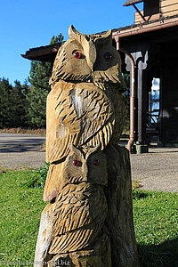 geschnitzte Eulen beim Berghotel Kandel