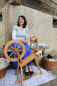Spinnerin im Freilichtmuseum Vogtsbauernhof