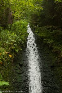 ins Löffeltal stürzender Wasserfall