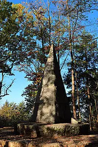 Husarendenkmal oberhalb der Schauenburg