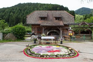 Schlossmühle von Simonswald und Blumenteppich zu Fronleichnam