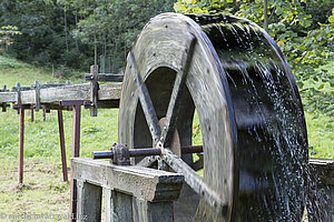 Altes Mühlrad nahe dem Hexenbrunnen oberhalb Forbach