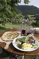 Flammkuchen und Salat bei der Panoramahütte