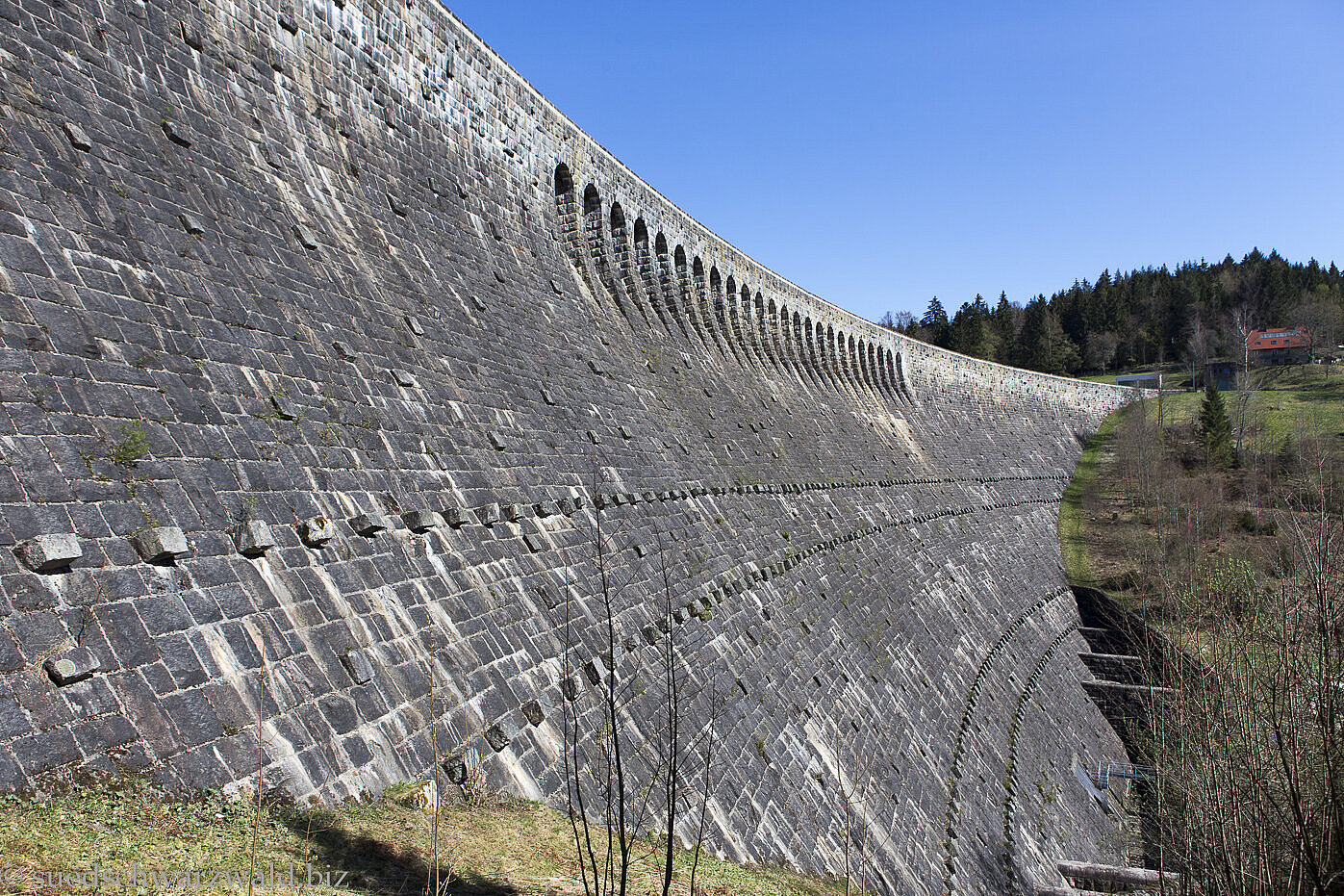 Mauer der Schwarzenbach-Talsperre